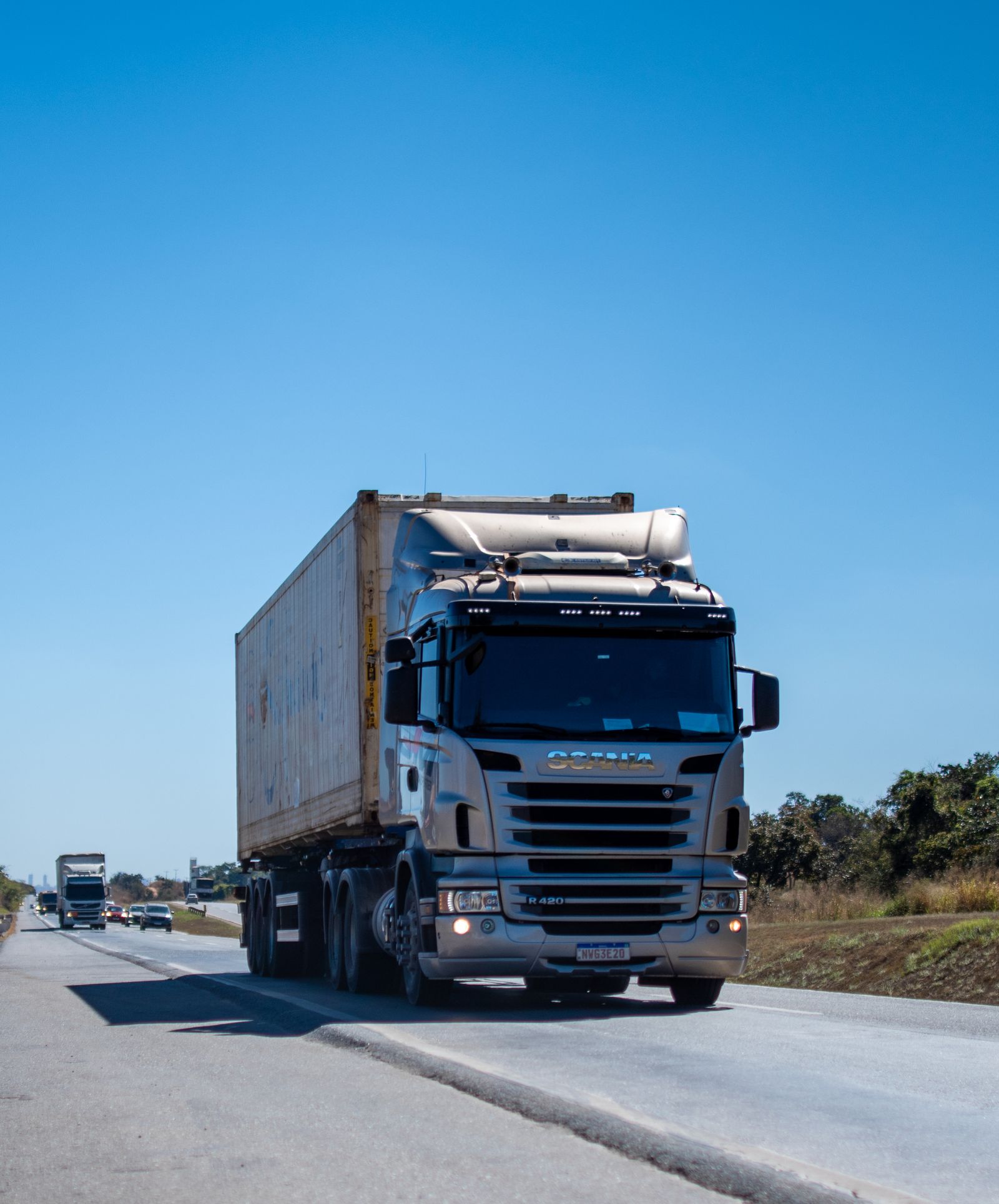 Caminhão de carga em rodovia brasileira, representando a operação de transporte da Éticalog