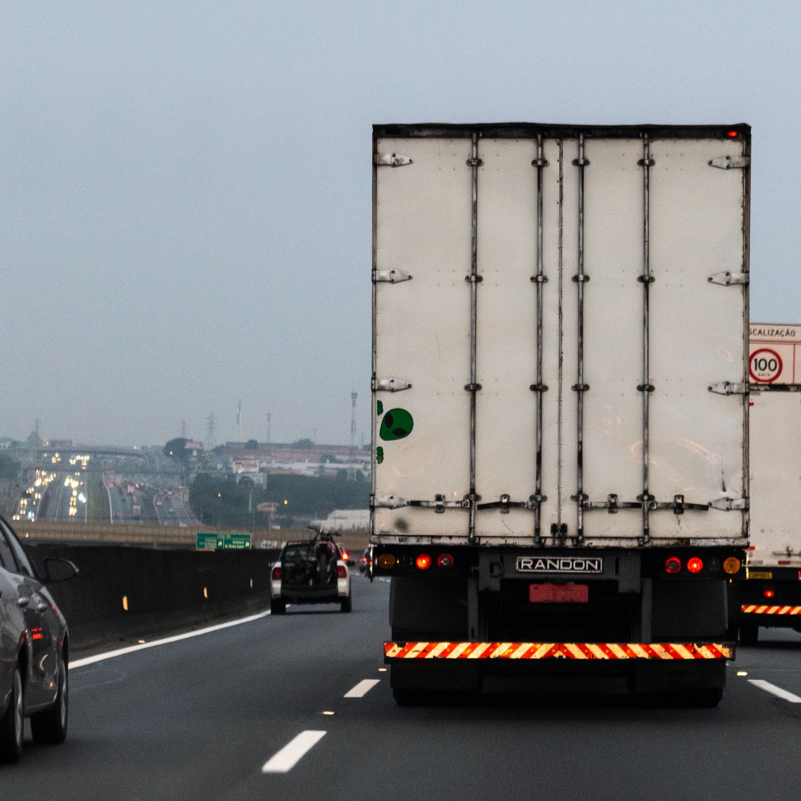 Caminhão de carga em rodovia próxima a São Paulo, representando operação dedicada da Éticalog